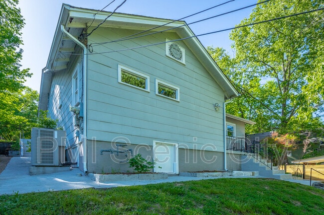 Building Photo - 513 Lytle St