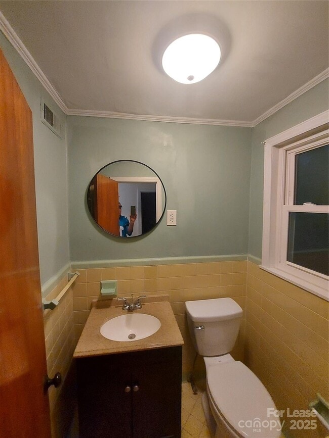 Building Photo - 3813 Selwyn Ave