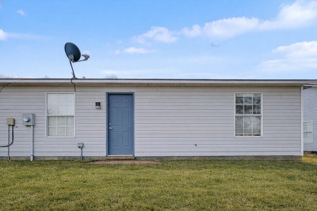 Building Photo - Charming 3-Bed Duplex with Cozy Fireplace on West Thrasher Drive, Fayetteville!