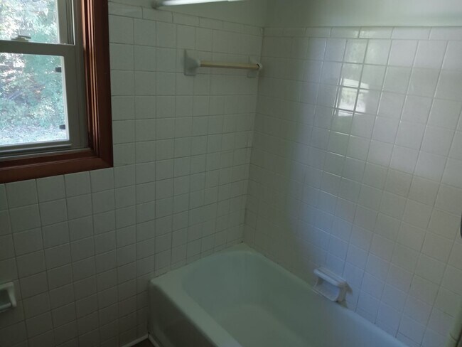 Building Photo - 3 Bedroom / 2 Bath Brick Ranch Home Kingsp...
