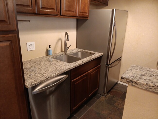 Primary Photo - Charming 1 Bedroom 1 Bathroom near Uptown!...