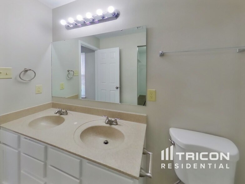 Building Photo - 824 Streamside Dr