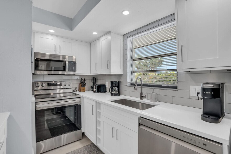Building Photo - 600 Neapolitan Way