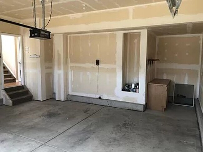 Building Photo - Beautiful 3 Bed / 3 Bath Home in Desirable D49!