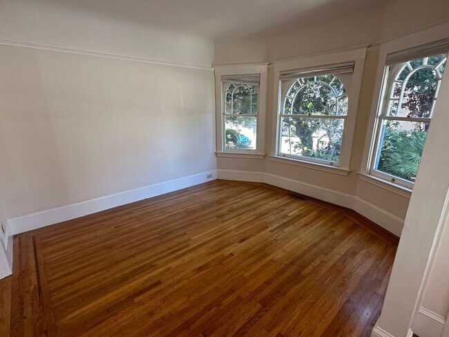 Building Photo - Great Home Located in the Pill Hill Neighborhood