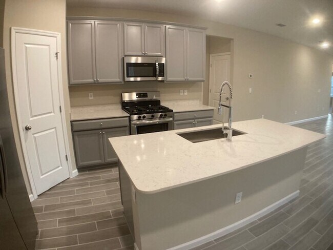 Building Photo - Stylish & Low-Maintenance Living in Oakleaf Community