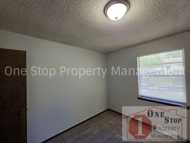 Building Photo - Welcome Home to this Adorable 2 Bed 1.5 Bath Duplex in Independence!!