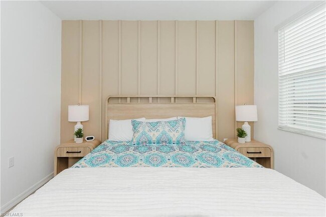 Building Photo - 15275 Green Acre Avenue Unit 338