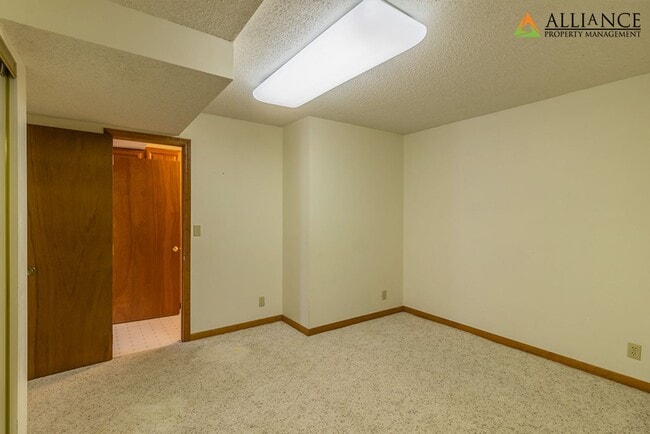 Building Photo - Amazing, Spacious Home! Pet Friendly!