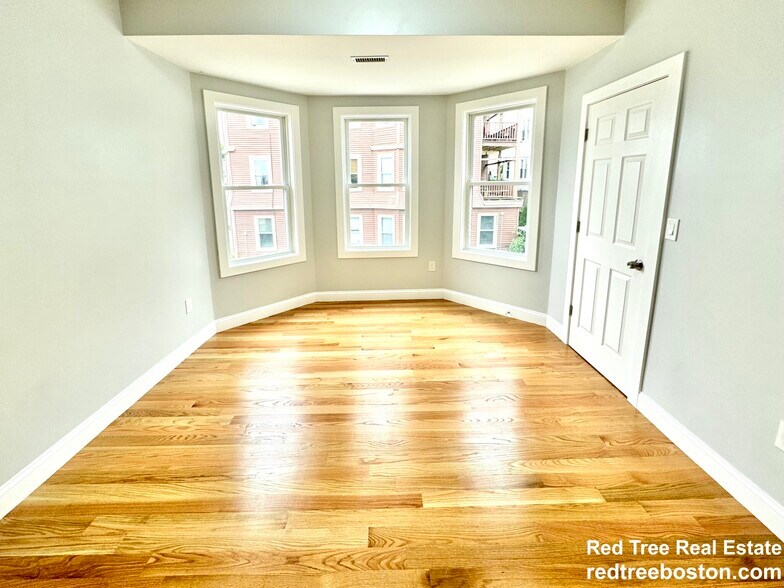 Building Photo - 190 Hillside St