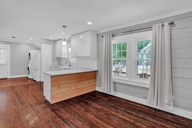 Building Photo - Cutest Cottage available Now in McKinney!