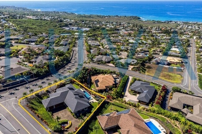 Building Photo - 4 bedroom 3.5 bathroom home with pool