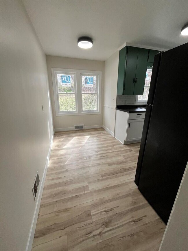 Building Photo - Spacious Two Bedroom!