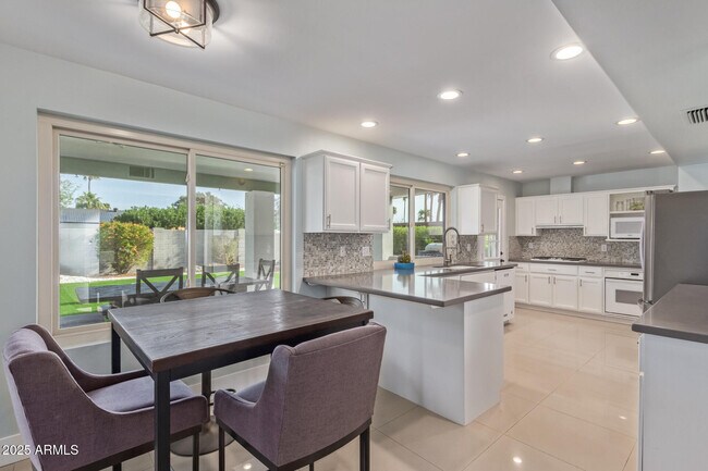 Building Photo - 2542 E Cochise Rd