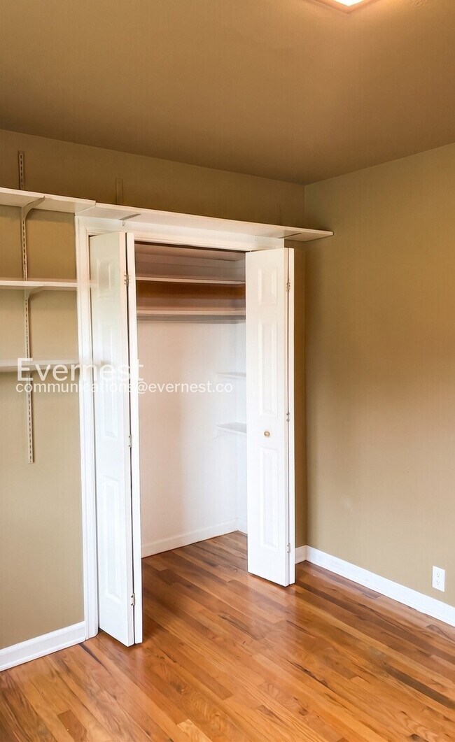 Building Photo - 3 Bed, 1 Bath Home with Fenced Yard & Garage / Available Now!