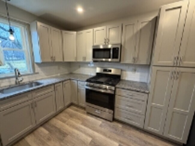 Building Photo - AVAILABLE FOR SHOWING !!! 4BR / 1.5BA.