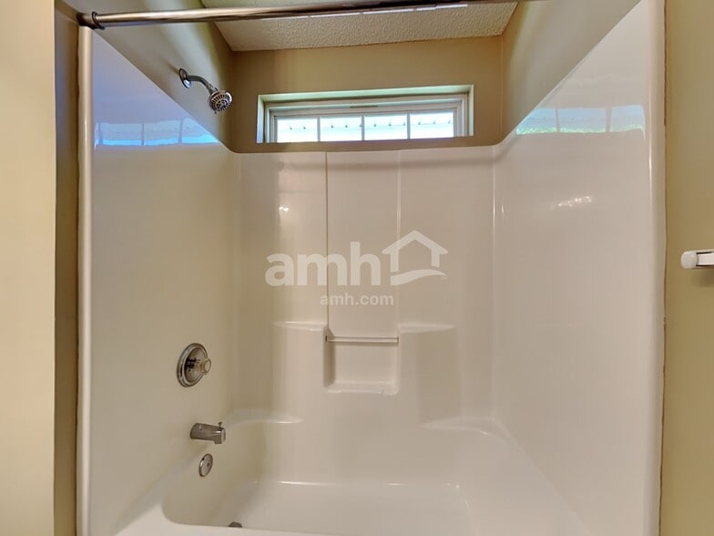 Building Photo - 132 Jupiter Ln