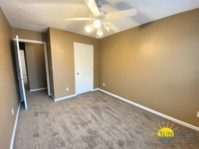 Building Photo - Beautiful 3 Bedroom Townhouse in Crestview!