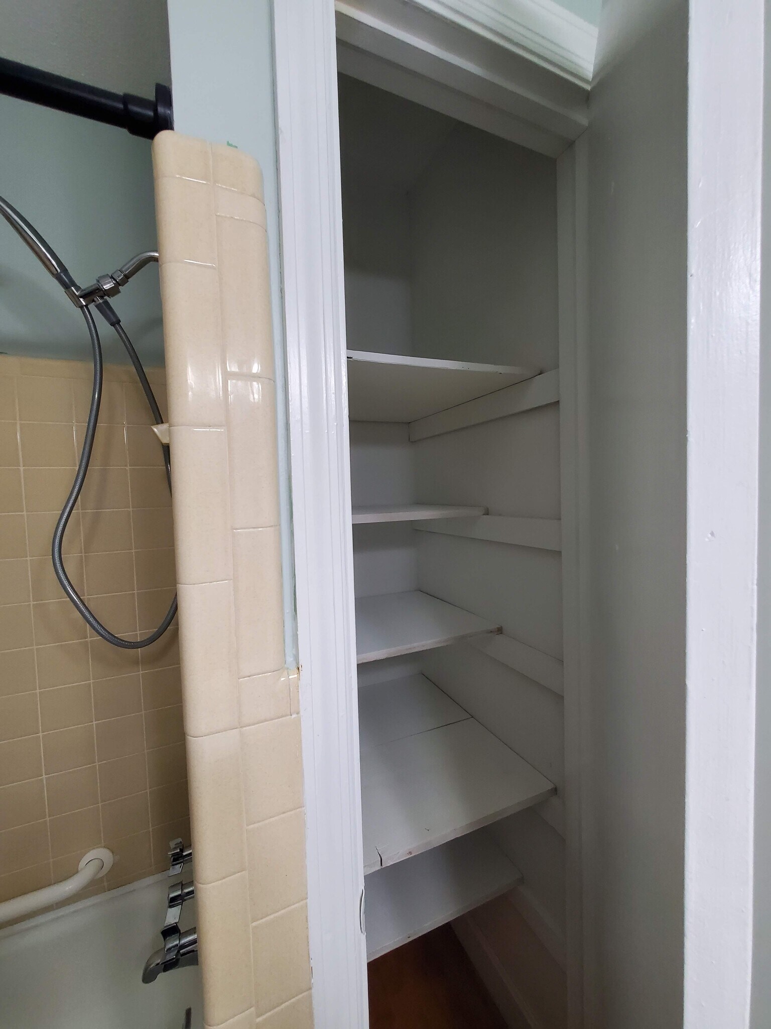 Building Photo - 301 W Lakeside Ave