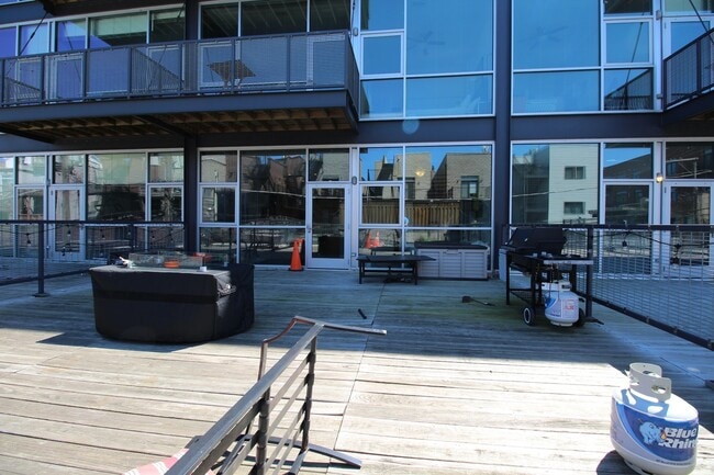 Building Photo - 1540 W Fullerton Ave