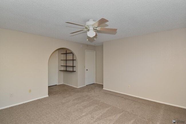 Building Photo - 2716 W Oakwood Ln