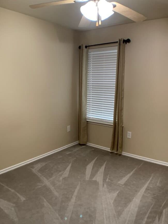 Building Photo - Newer 3 Bedroom off I-240