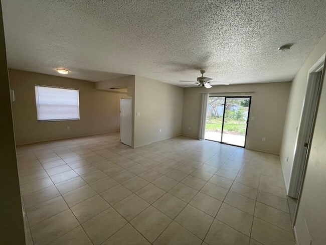 Building Photo - Open and bright 2/2 with garage