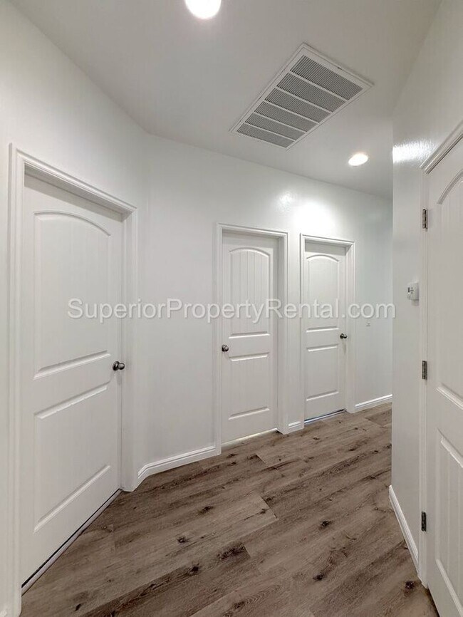Building Photo - Darling 4 bed, 2 bath home w/2 car garage