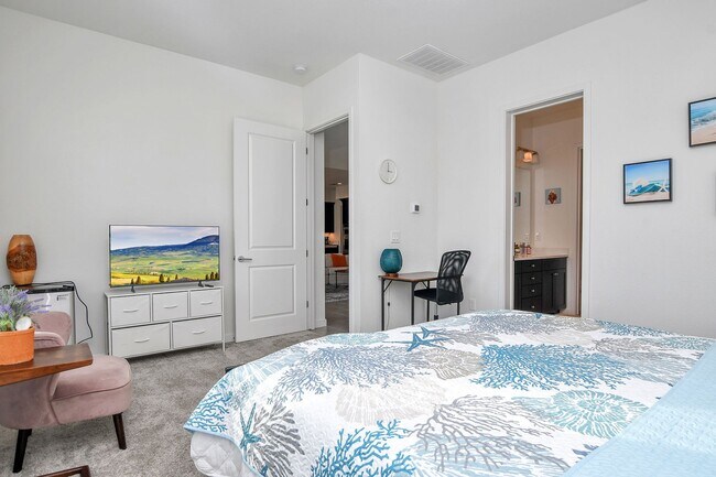 Building Photo - Waterfront Beauty