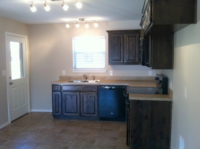 Building Photo - Lease Takeover Opportunity Available! 1 Bedroom 1.5 Bath Townhome for Rent in Lindale