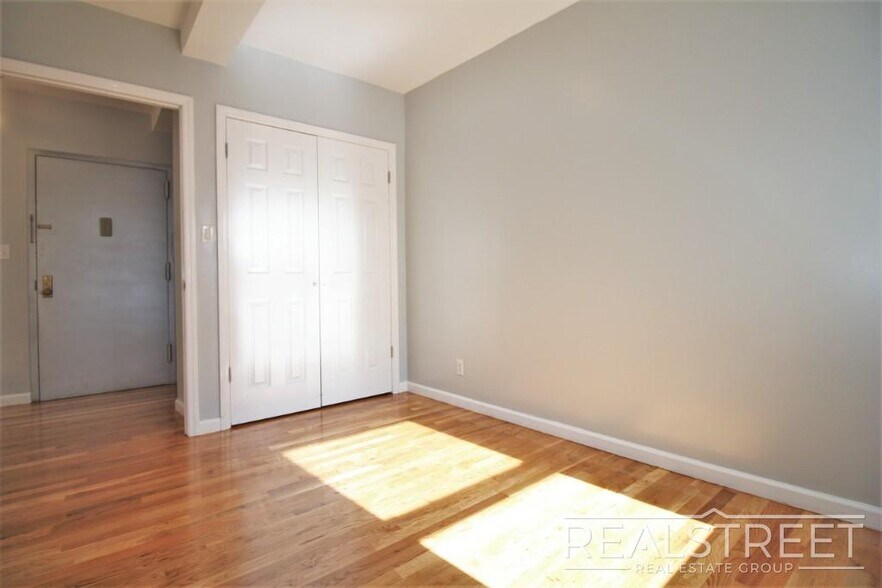 Building Photo - Spacious 2 Bedroom in Williamsburg!
