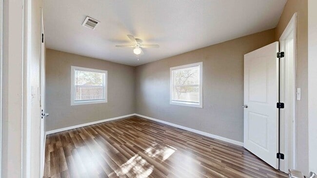 Building Photo - 3 bed 2 bath home with a carport in backyard