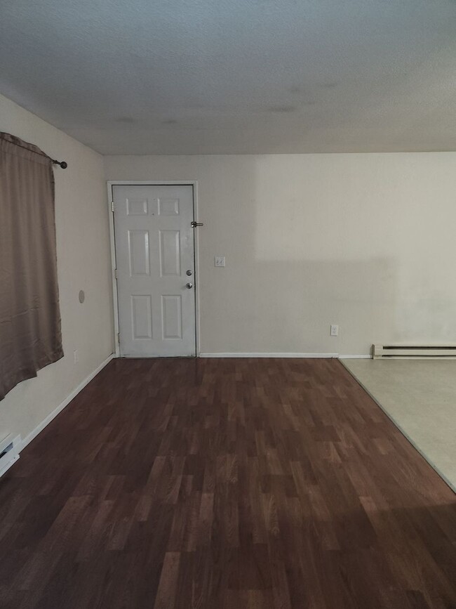 Building Photo - 2bed 1bath Duplex