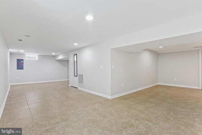 Building Photo - 1205 Whitman Dr