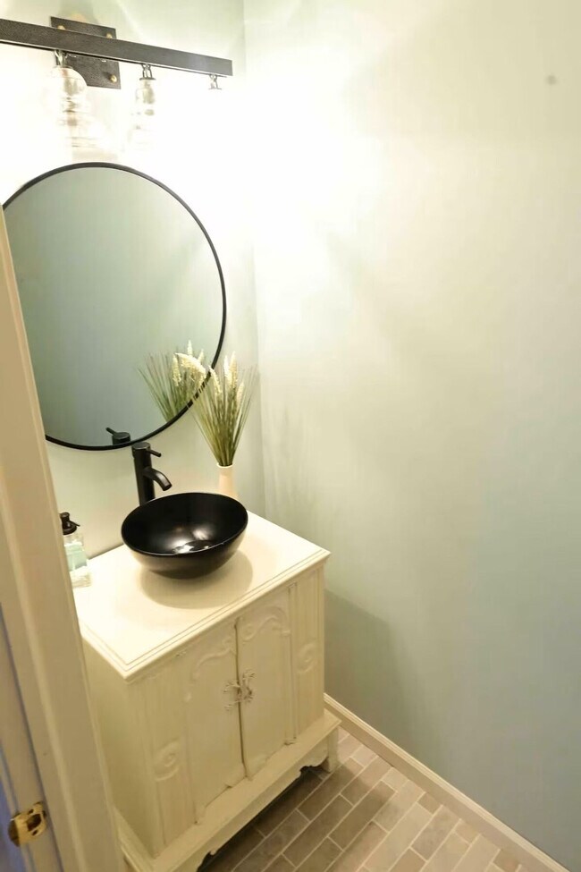 Building Photo - 184 Ruggles Rd