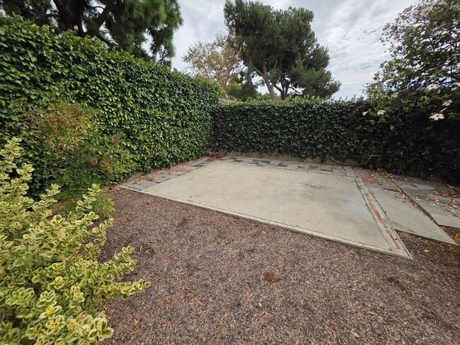 Building Photo - SPACIOUS 4BD/2BA WITH GARAGE, LAUNDRY AND ...