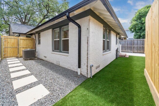 Building Photo - 827 Ralfallen St
