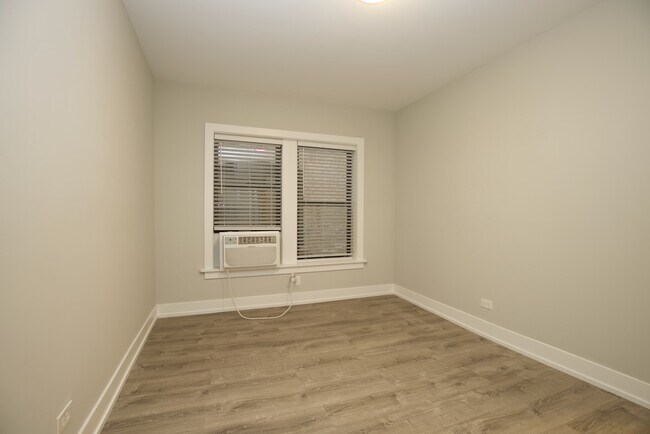 Building Photo - 716 W Brompton