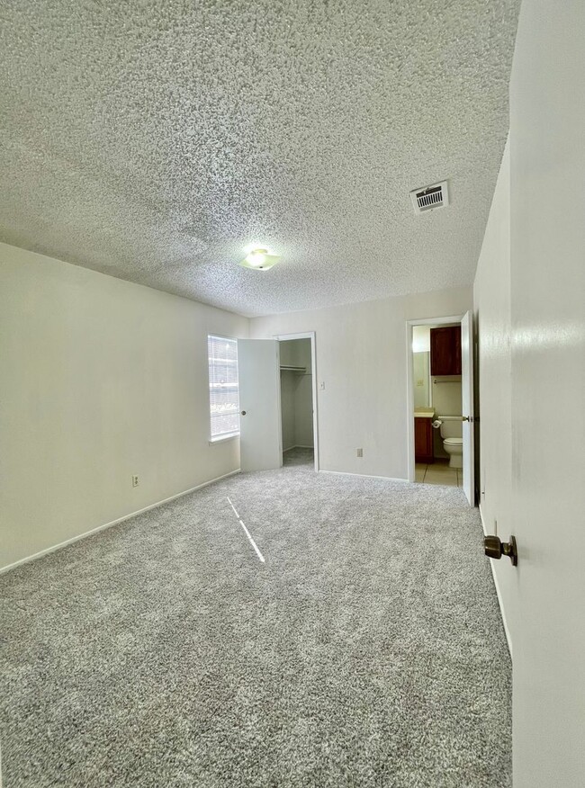 Building Photo - 2 WEEKS FREE RENT!! Charming 2 Bedroom, 2 ...