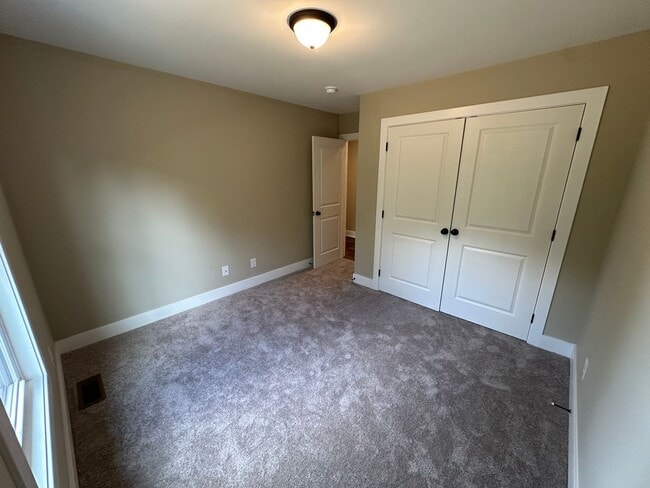 Building Photo - Beautiful new townhouse located in the new...