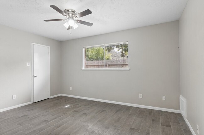 Building Photo - 3215 Palm Desert Ln