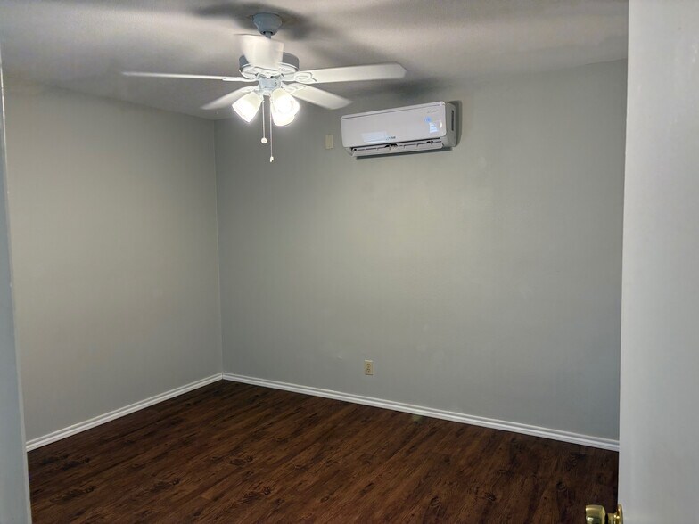 Building Photo - Room in Single Family Home on Congress Ave