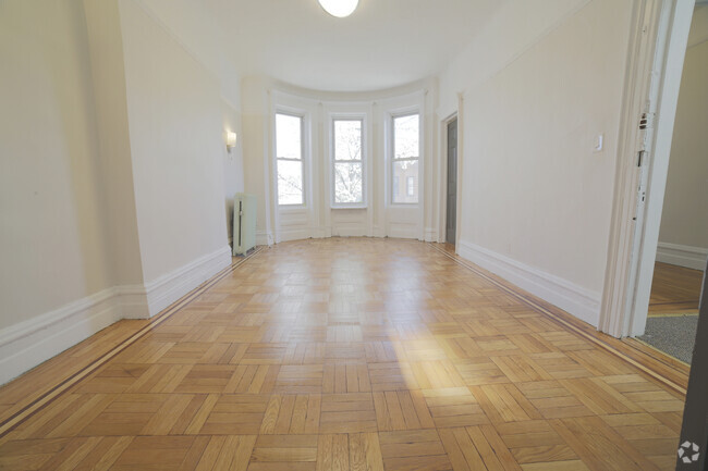 Building Photo - 952 E 156th St