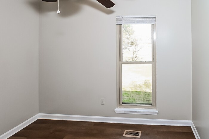 Building Photo - 370 Avon Cir