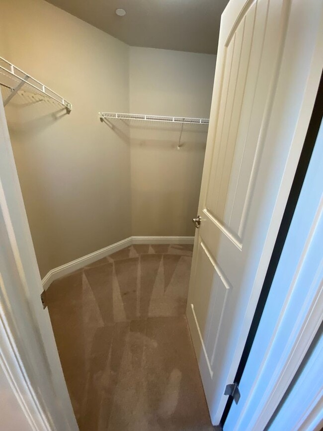 Building Photo - Beautiful 2 story Home in gated community ...