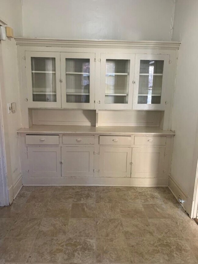 Building Photo - 450 Garland St