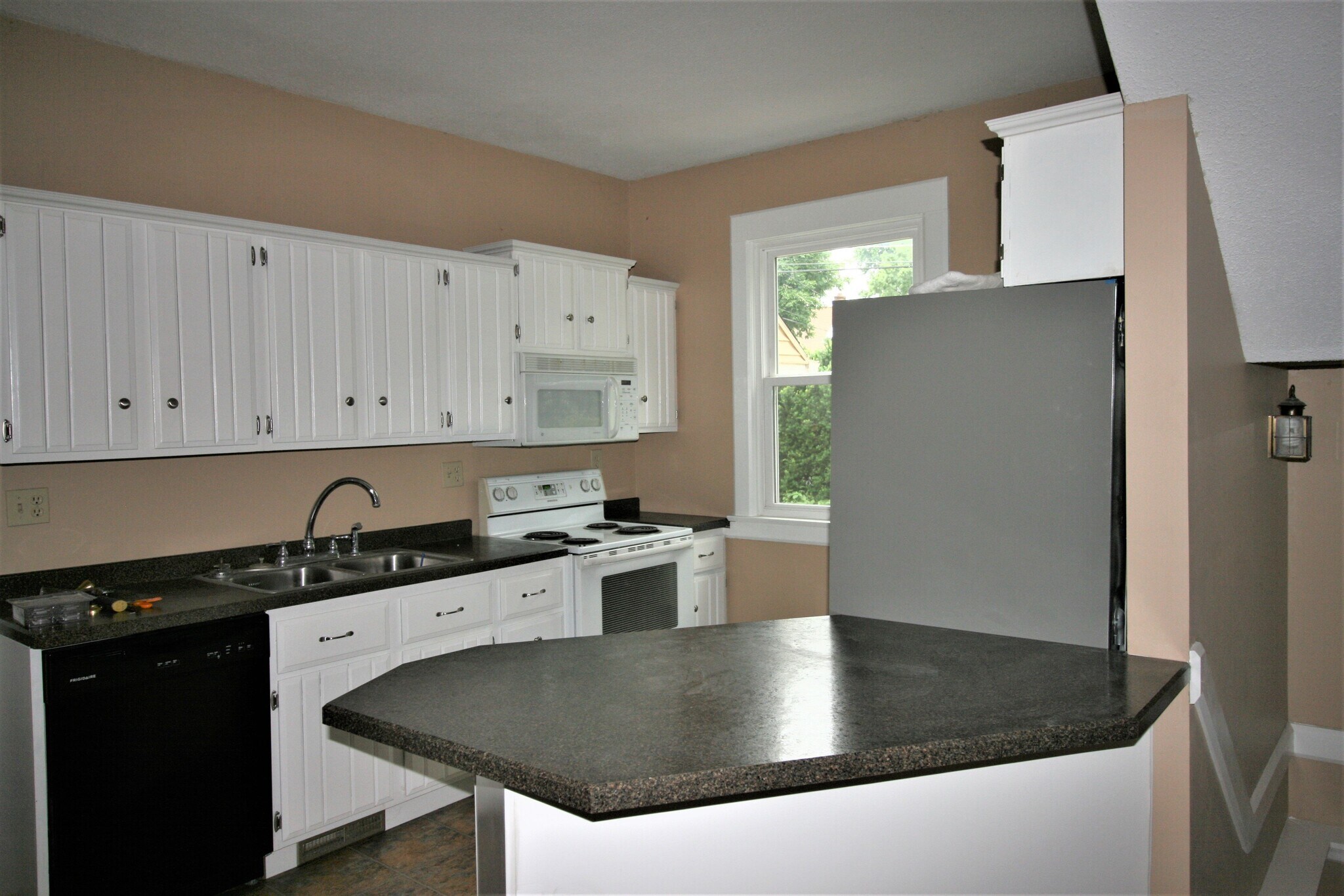 Building Photo - 636 21st St