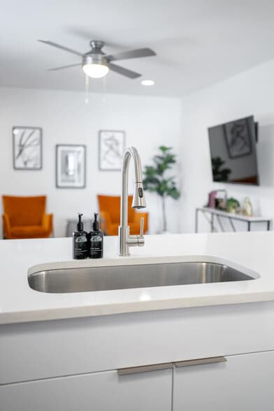 Building Photo - 1136 Crescent Ave NE