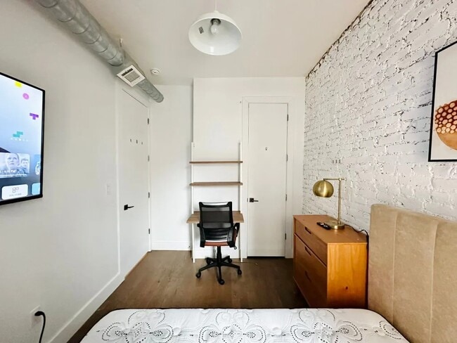 Building Photo - Furnished room/NOT APARTMENT