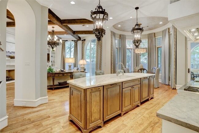 Building Photo - 5015 Jason St